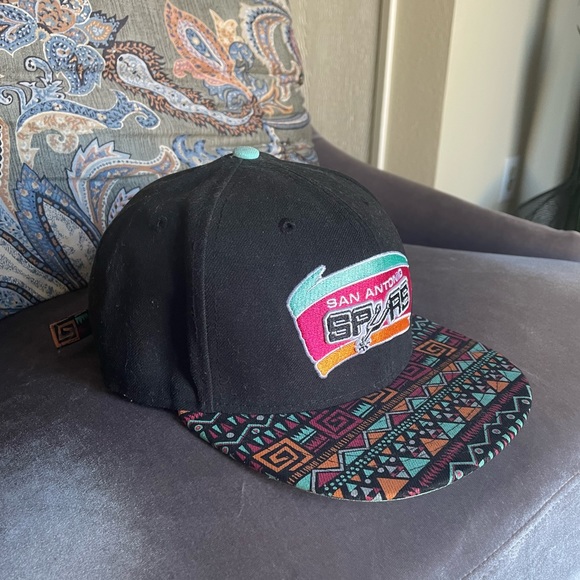 San Antonio Spurs hat - Picture 4 of 5